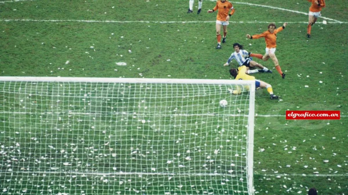 The 1978 FIFA World Cup Final — Gol de Kempes a Holanda.