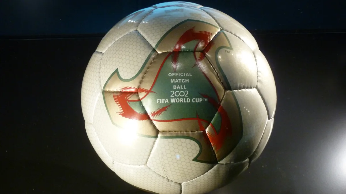 The 2002 FIFA World Cup Final — Offizieller Ball der Fußball-Weltmeisterschaft 2002