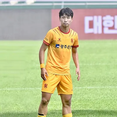 Eom Ji-Sung portrait